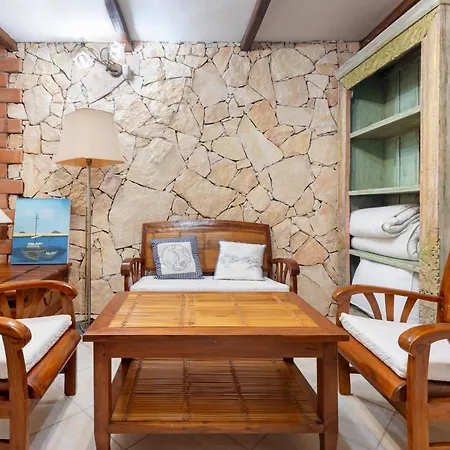 Guesthost - Stunning Paola With Swimming Pool & Terrace!