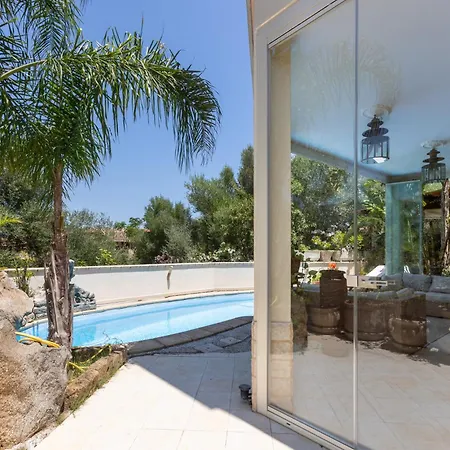 Apartmán Guesthost - Stunning Paola With Swimming Pool & Terrace!