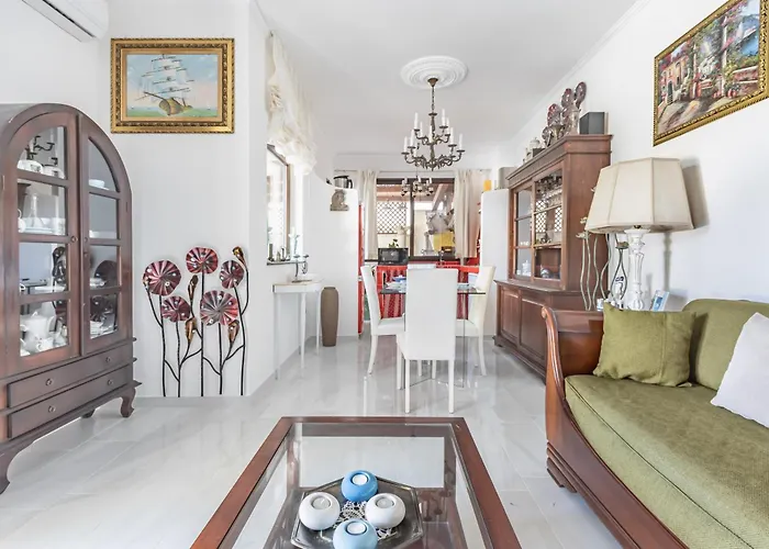 Apartmán Guesthost - Stunning Paola With Swimming Pool & Terrace!