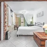 Guesthost - Stunning Paola With Swimming Pool & Terrace! *