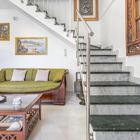 Guesthost - Stunning Paola With Swimming Pool & Terrace! *