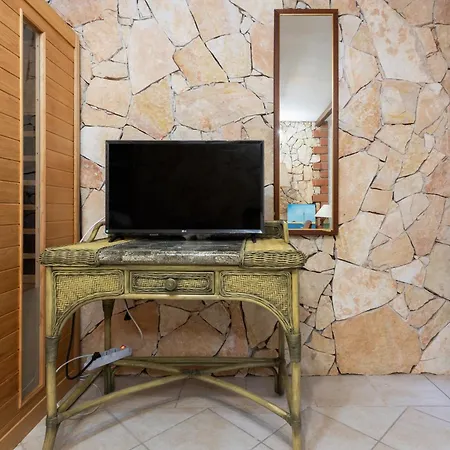 Guesthost - Stunning Paola With Swimming Pool & Terrace! *