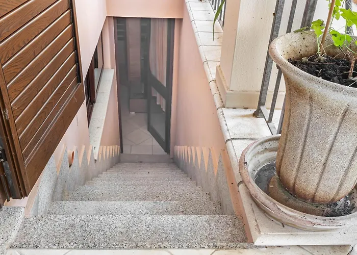 Guesthost - Stunning Paola With Swimming Pool & Terrace!