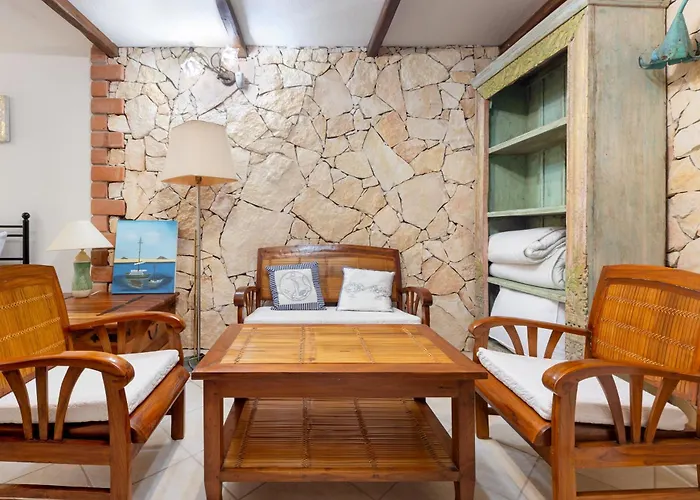 Guesthost - Stunning Paola With Swimming Pool & Terrace!